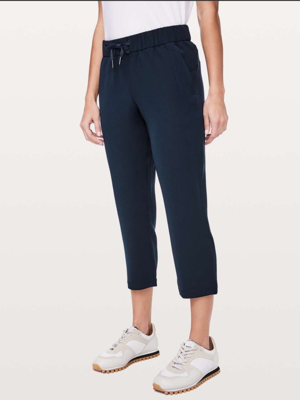 Lululemon Women's On The Fly Crop pants Woven 23" in navy blue size 6 capris